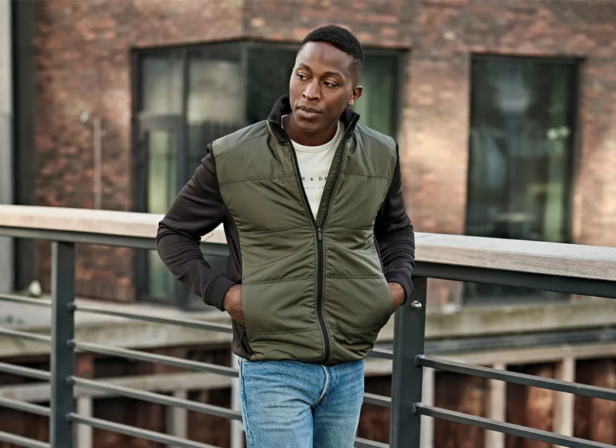 Individuell bedruckte oder bestickte Textilien.