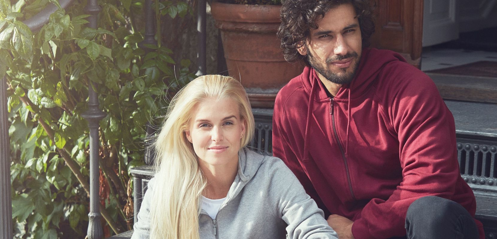 Neutral Zipper-Hoodies aus nachhaltiger Bio-Baumwolle