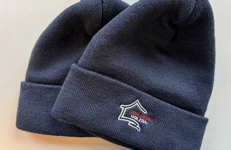 Strickmützen bestickt für von Geyso Holzbau