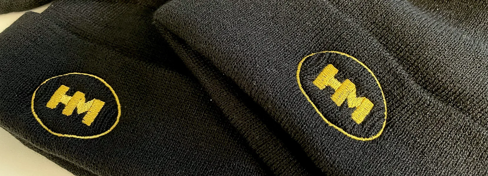 Bestickte Strickmützen für HM-Werke